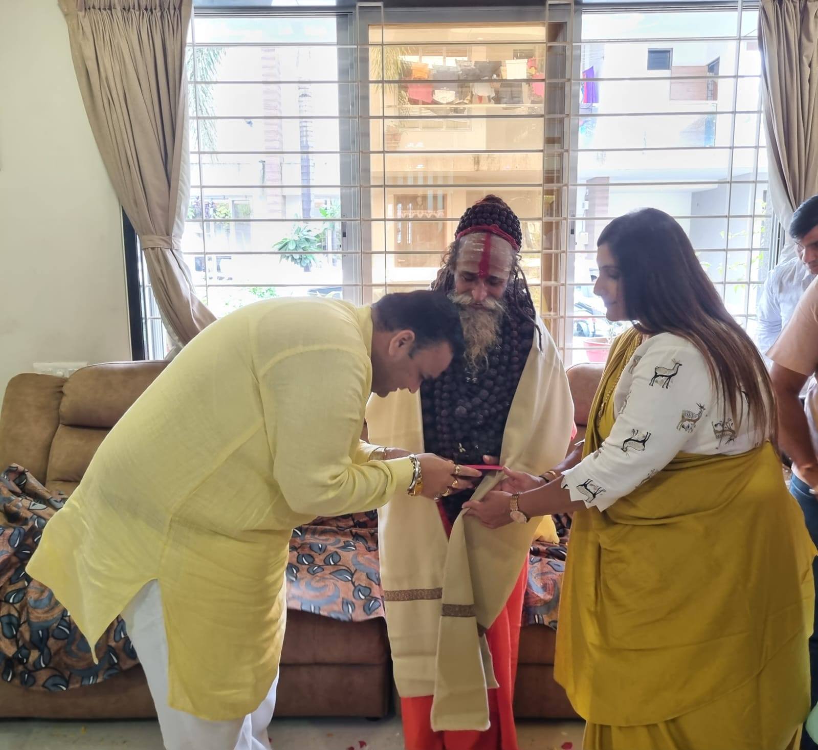 હું મારા ગુરુ બાબા કાલિદાસ બાપુના ચરણોમાં નમન કરું છું, જેમણે જ્ઞાન અને સંસ્કૃતિ દ્વારા આપણા જીવનને અર્થપૂર્ણ સ્વરૂપ આપ્યું છે.